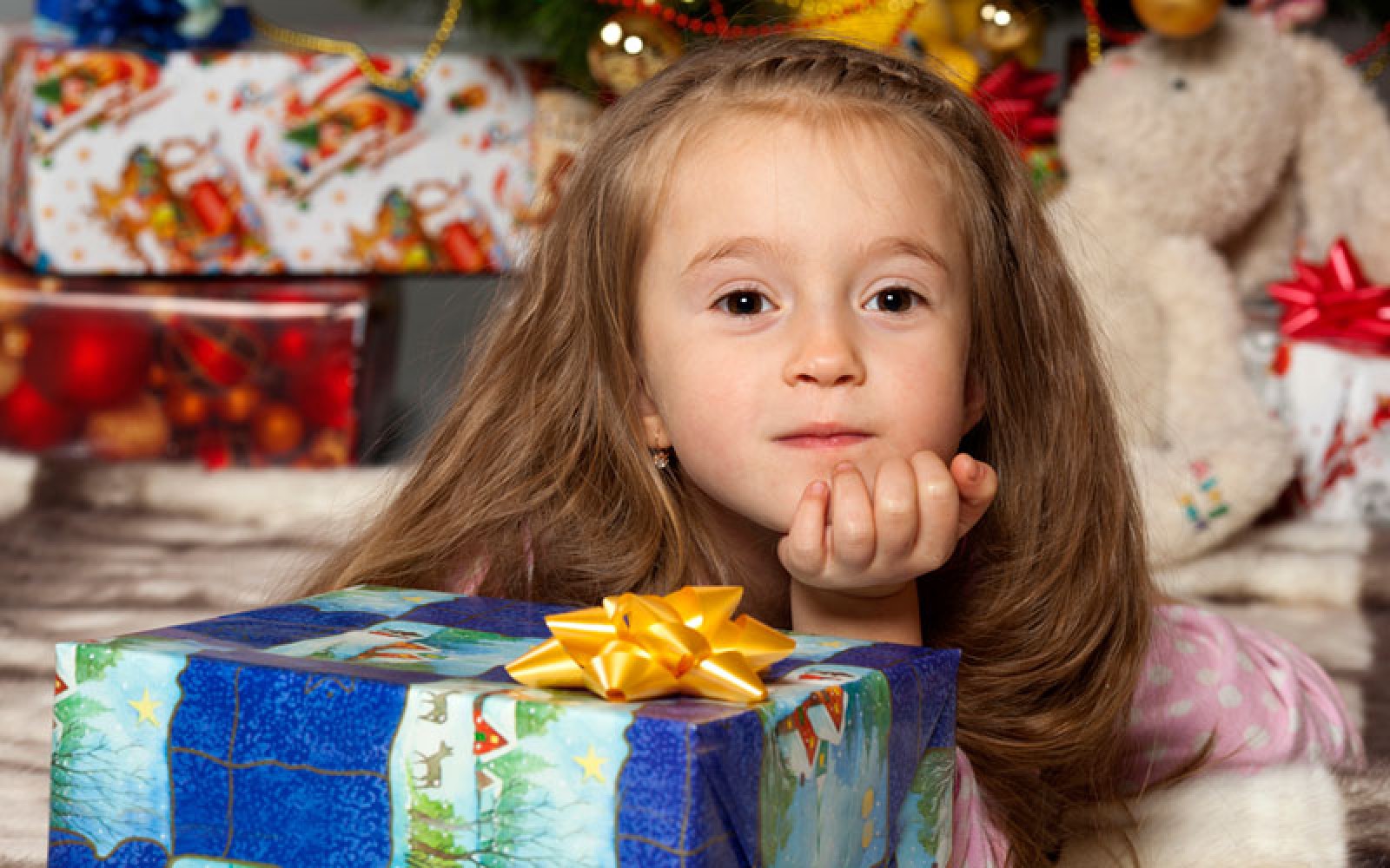 Подарок ребенку россия. Подарки для детей. Подарки девочкам к новому году. Ребенок дарит подарок. Дети летом с подарком.